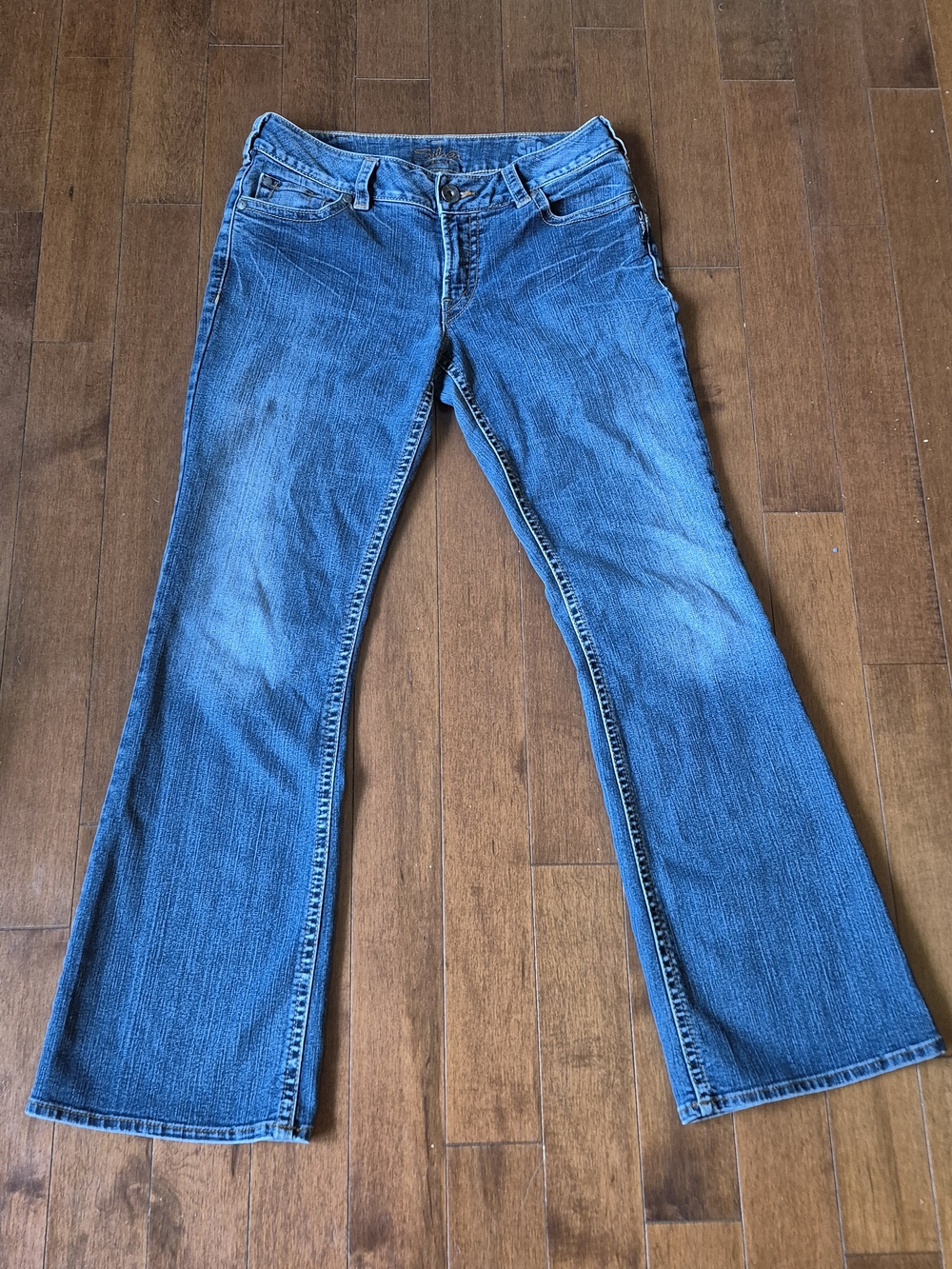 Silver Jeans Women’s Medium Blue Bootcut Jeans with Embroidered Back Pockets